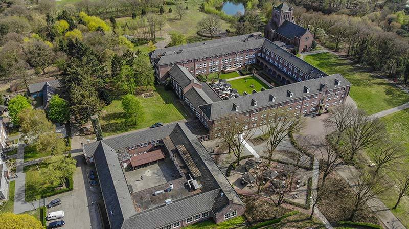 Partytent op het buitenterrein van Fletcher Hotel-Restaurant De Buunderkamp